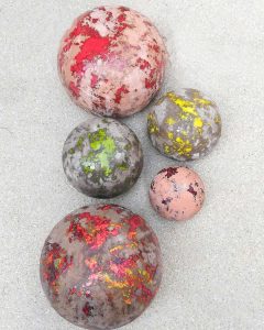 boules déco parterre de fleurs