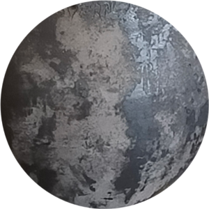 Patine chrome sur terre noire