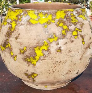 pot boule terre noire patine jaune