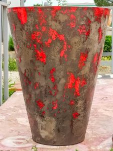 pot contemporain forme cuvier terre noire patine rouge