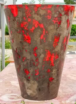 pot contemporain forme cuvier terre noire patine rouge