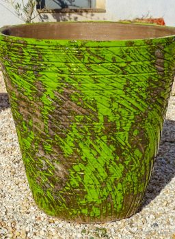 pot contemporain strie terre noire patine vert anis