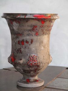 vase à fleurs forme medicis terre noire patine rouge