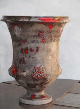 vase à fleurs forme medicis terre noire patine rouge
