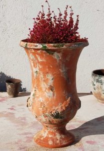 vase a fleurs forme medicis terre rouge patine ancienne