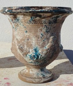 vase Médicis terre noire patine bleu clair