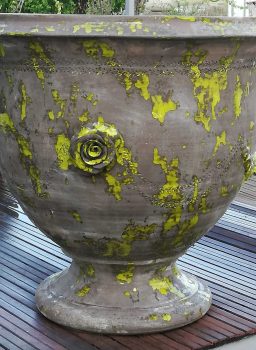 vase rond sur pied terre noire vert anis