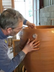 décoration poterie artisanale en atelier