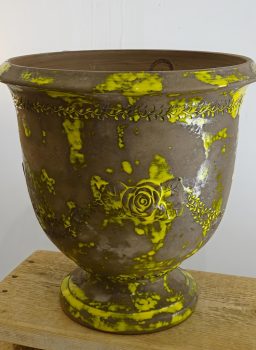 vase-boule-terre-noire-patine-jaune Vase artisanal en terre cuite