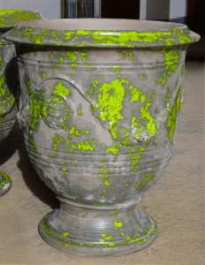 Vase d'Anduze terre noire patine vert anis